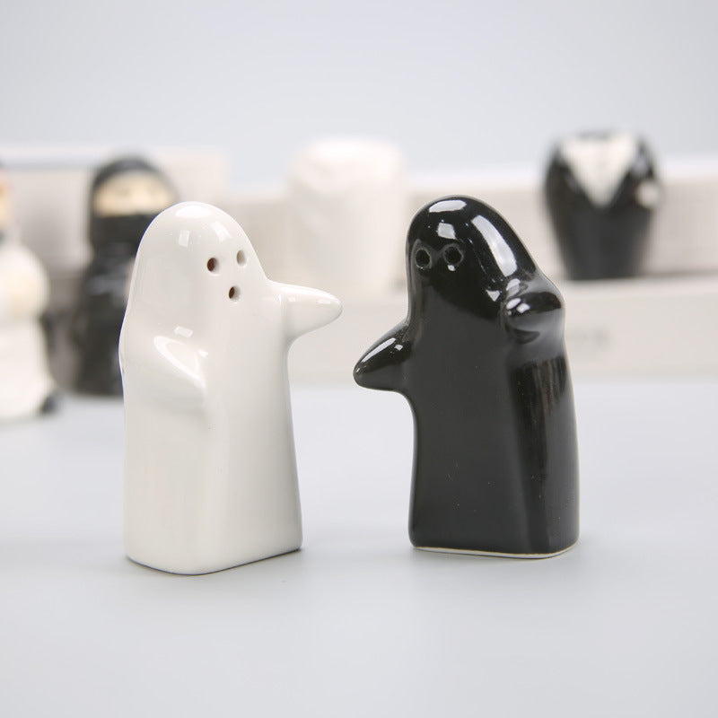 Creative Ceramic Salt and Pepper Shaker Set – Black & White Hugging Figures with Bamboo Base