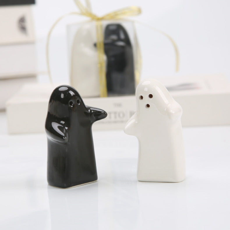 Creative Ceramic Salt and Pepper Shaker Set – Black & White Hugging Figures with Bamboo Base